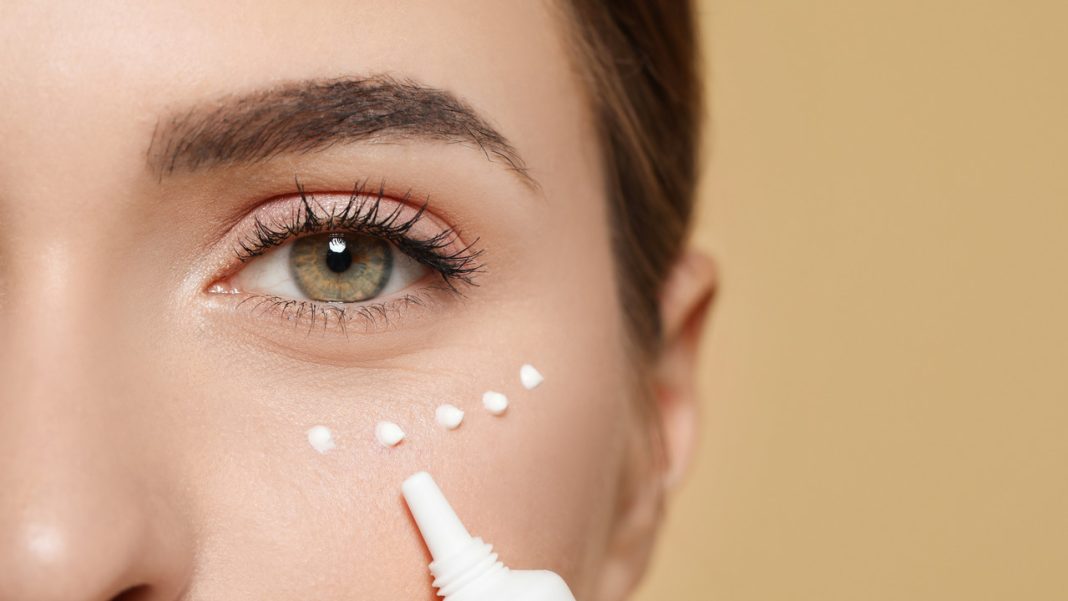 Trzy najlepsze kremy, które bosko wygładzą galaretowatą skórę pod oczami. Te hity są naprawdę mocne