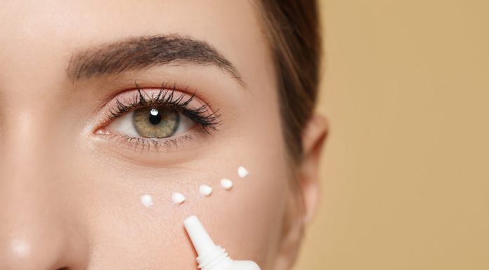 Trzy najlepsze kremy, które bosko wygładzą galaretowatą skórę pod oczami. Te hity są naprawdę mocne