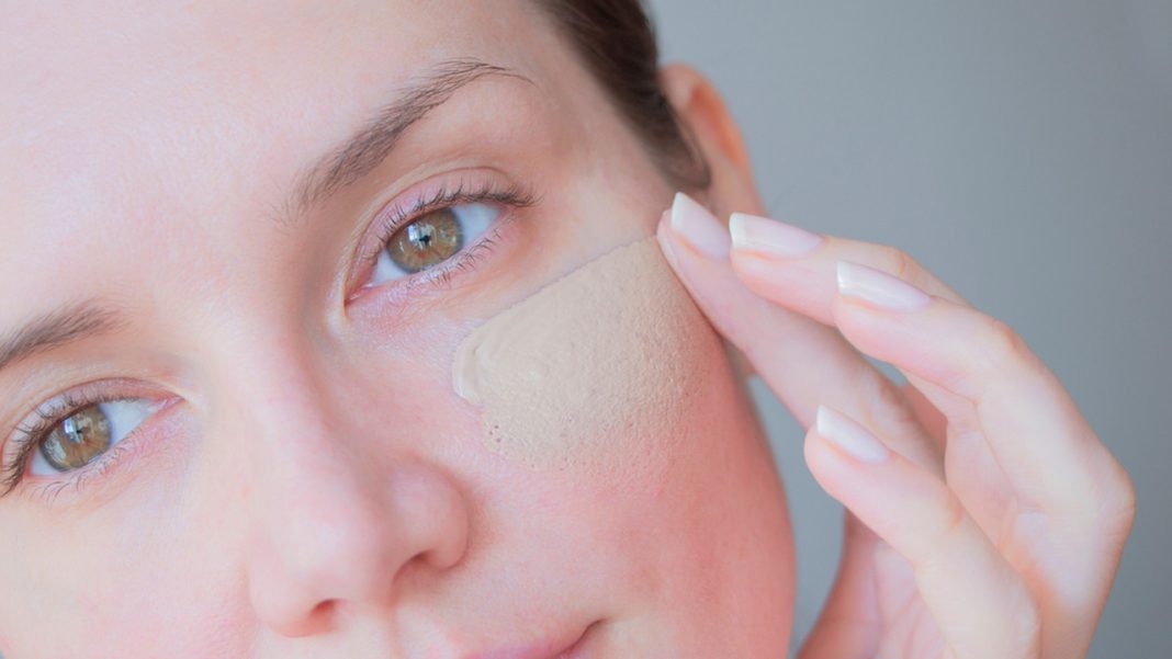 Latem w kosmetyczce mam tylko ten krem BB. Daje naturalny efekt i jak wygładza!