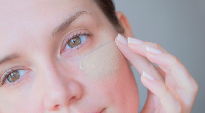 Latem w kosmetyczce mam tylko ten krem BB. Daje naturalny efekt i jak wygładza!