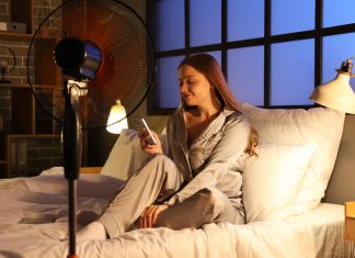 Zasypiasz przy wentylatorze? Eksperci ostrzegają przed konsekwencjami