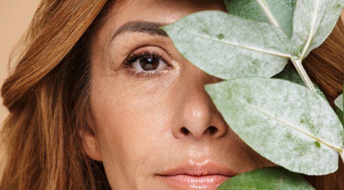 Ten krem nie zostawia białych śladów. Hamuje powstawanie przebarwień i plam pigmentacyjnych