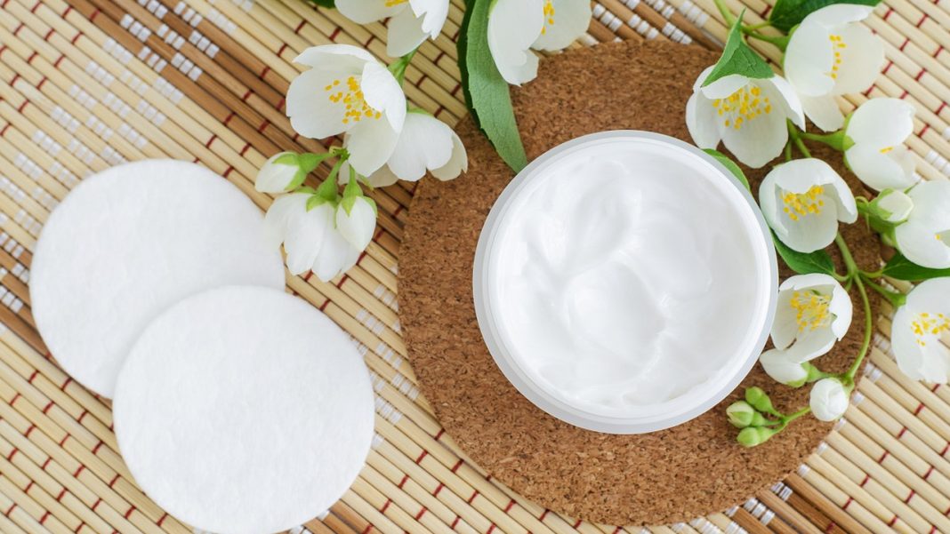 To masło otula skórę zapachem jaśminu. Jest puszyste jak chmurka i z naturalnych składników