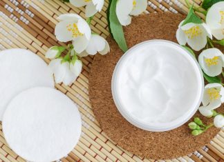 To masło otula skórę zapachem jaśminu. Jest puszyste jak chmurka i z naturalnych składników