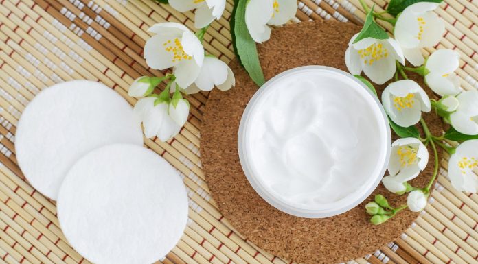 To masło otula skórę zapachem jaśminu. Jest puszyste jak chmurka i z naturalnych składników