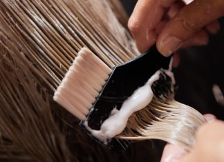 Fryzjerzy są zgodni. Najlepszy kolor włosów dla 50-latki to ten. Zdziała cuda, odejmuje lat