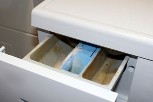 Zamocz i włóż do komory pralki. Pleśń zniknie w oczach