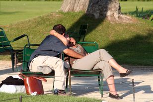 Zdradzają na wakacjach. Ekspertka wyjaśnia, dlaczego