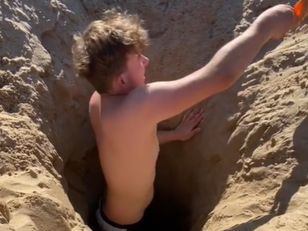 Wykopał na plaży dół na 3 metry.