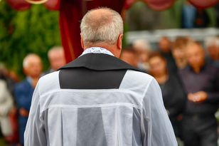 Opisuje życie seksualne księży. Lubią mieć blisko siebie sakrofilki