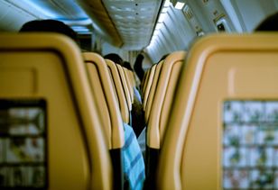 Lecisz na wakacje tanimi liniami? Tych miejsc w samolocie lepiej unikać
