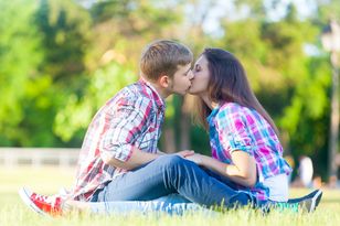 Uprawiają seks bez zabezpieczenia. WHO alarmuje