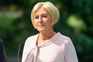 Zaryzykowała z kolorem sukienki. Aż raził w oczy