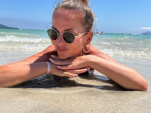 Wyglądała obłędnie. Tak ubrana przysiadła nad basenem