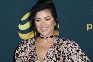 Wkroczyła na ściankę. Wzorzysta sukienka zwracała uwagę