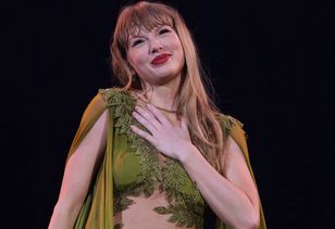 Tłum pod Stadionem Narodowym. Wszyscy czekają na koncert Taylor Swift