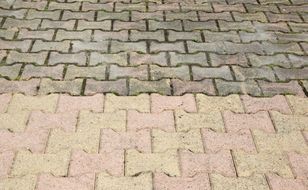 Wylej na kostkę. Nieestetyczne plamy znikną