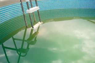 Wsyp do basenu. Woda natychmiast stanie się przejrzysta