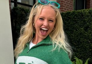 Plisowana mini to jedno, ale spójrzcie na ten top. Nie każda by się odważyła