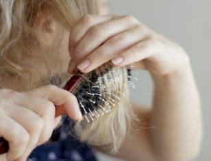 Włosy spalone po rozjaśnianiu? Ten domowy trik działa cuda