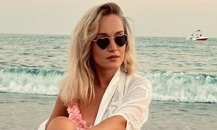 Rolniczka pozowała na plaży. Miała koronkową tunikę