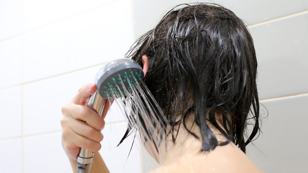 Co się dzieje, jeżeli codziennie myjesz włosy? Warto mieć tego świadomość
