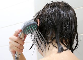 Co się dzieje, jeżeli codziennie myjesz włosy? Warto mieć tego świadomość