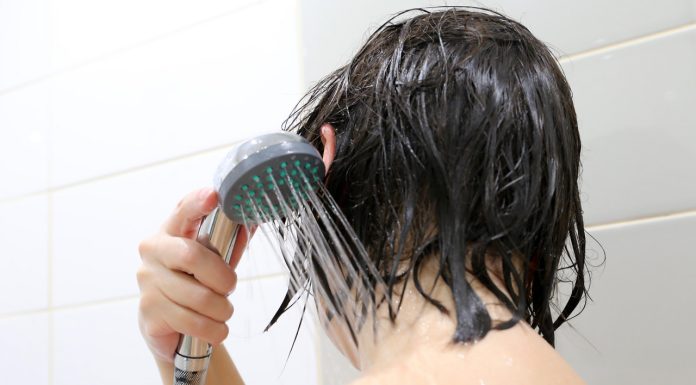 Co się dzieje, jeżeli codziennie myjesz włosy? Warto mieć tego świadomość