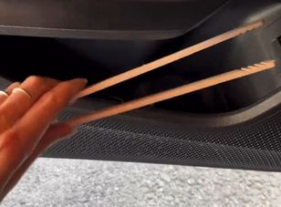 Wozi szczypce do grilla w samochodzie. Pokazała po co