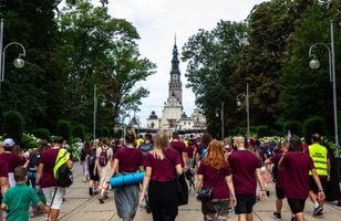 Zapisują się na pielgrzymkę. Muszą przynieść kilo cukru i konserwę