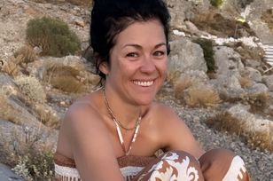 Przysiadła na murku w letniej sukience. Wyglądała obłędnie