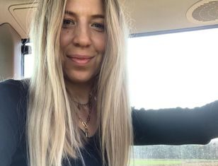 Pokazała się w białej mini. „Zjawiskowa”