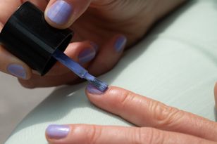 Nie maluj paznokci na takie kolory. Dłonie będą wyglądały starzej