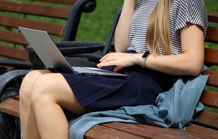 Czatuje z mężczyznami. „Proszą mnie o zdjęcia stóp”