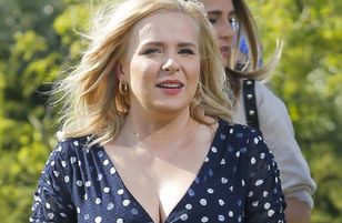 Włożyła modelującą sukienkę. Taki krój robi cuda z sylwetką