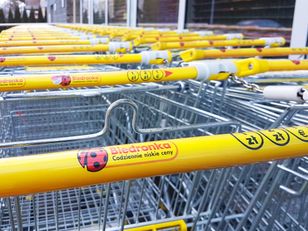 Brudne wózki sklepowe. Wiadomo, jak często podlegają myciu