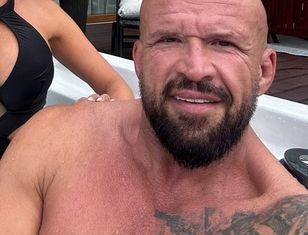 Wrzucił fotkę z jacuzzi. Strój kobiety rzuca się w oczy