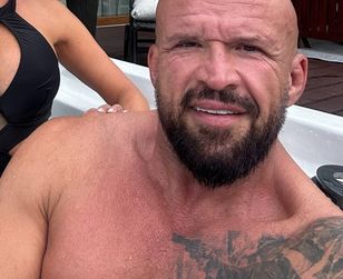 Wrzucił fotkę z jacuzzi. Strój kobiety rzuca się w oczy