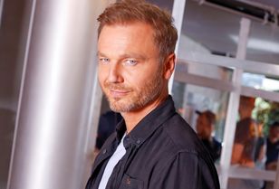 Poznali się na planie serialu. Ma żonę młodszą o 17 lat