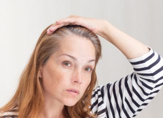 Domowa mikstura na siwiznę z popularnej przyprawy. Równomiernie rozprowadź na włosach