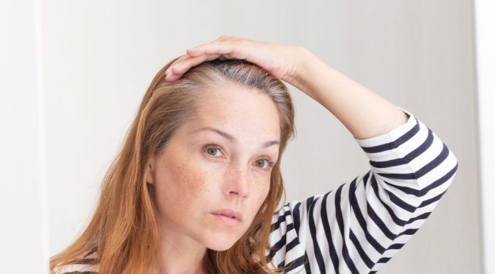 Domowa mikstura na siwiznę z popularnej przyprawy. Równomiernie rozprowadź na włosach