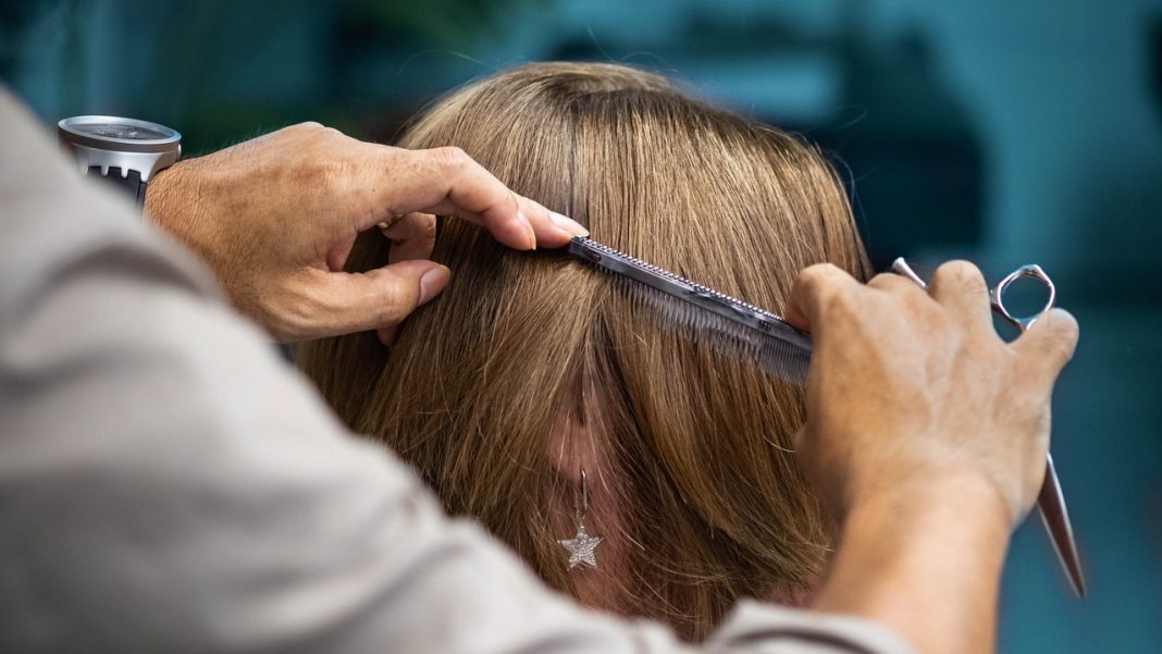 Nowoczesna i trochę niegrzeczna. Ta fryzura genialnie