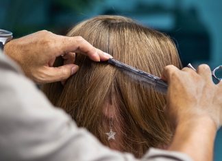 Nowoczesna i trochę niegrzeczna. Ta fryzura genialnie „modeluje” rysy twarzy