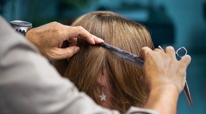 Nowoczesna i trochę niegrzeczna. Ta fryzura genialnie „modeluje” rysy twarzy