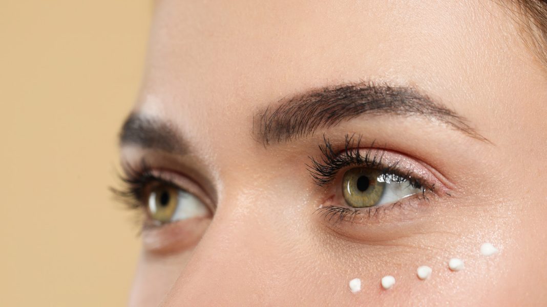 Ten hialuronowy żel w kilka sekund wypełnia skórę pod oczami. Jest tani, a spektakularnie wygładza