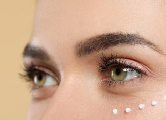 Ten hialuronowy żel w kilka sekund wypełnia skórę pod oczami. Jest tani, a spektakularnie wygładza