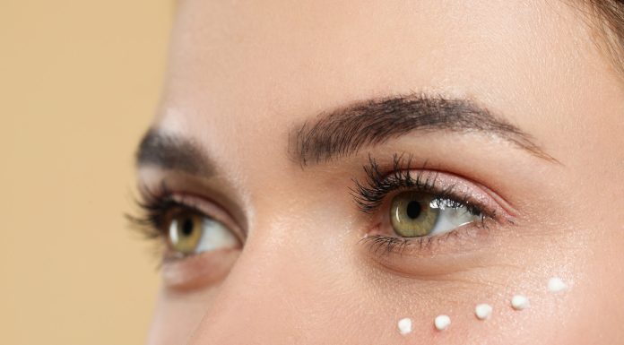 Ten hialuronowy żel w kilka sekund wypełnia skórę pod oczami. Jest tani, a spektakularnie wygładza