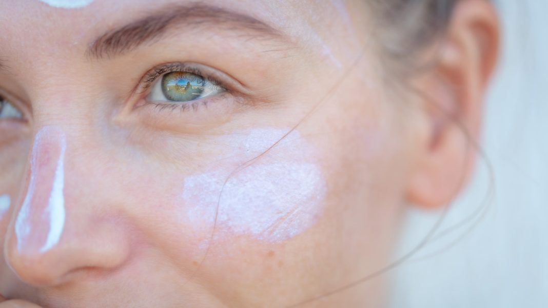 Skuteczna ochrona przed słońcem z witaminą F. Sprawdź, jak wzmocnić z nią swoją barierę nawodnienia