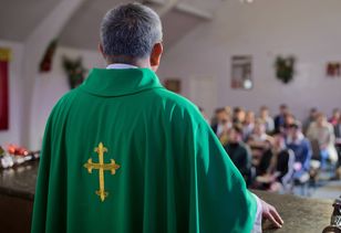 Demaskuje skandaliczne zachowania księży. Nie ukrywa, co myśli o celibacie