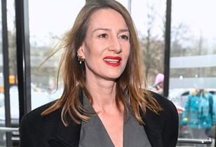 Jest na wakacjach w Grecji. Włożyła koronkową kreację